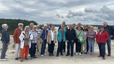 Die Mitglieder der Europa-Union wurden bei der Firma Gebr. Dorfner über den Kaolinabbau und die vielfältige Verwendung der Produkte informiert. Hoch am Berg hatten sie die Gelegenheit, einen Blick in die Kaolingruben zu machen. (Bild: Reinhold Strobl / Gebr. Dorfner)