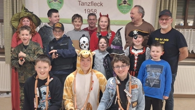 vorne Mitte: Faschings-Jugendkönig Julian Pröm mit 1. Ritter Michael Pfab und 2. Ritter Melvin Lohr<br>hinten: 2. Jugendleiterin Sandra Ertl (1.v.l.), 1. Sportleiter Christian Ertl (4.v.l.), 2. Sportleiter Olaf Bracke (2.v.r.), 1. Schützenmeister Manfred Rauscher (1.v.r.) (Bild: Erhard Fellner)