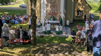 Festmesse zum Bergfest an der Steinbergkirche in Bärnau mit Bischof Dr. Tomáš Holub, Stadtpfarrer Konrad Amschl und Pfarrer im Ruhestand Josef Häring und zahlreichen Besuchern. (Bild: Maria Wagner)