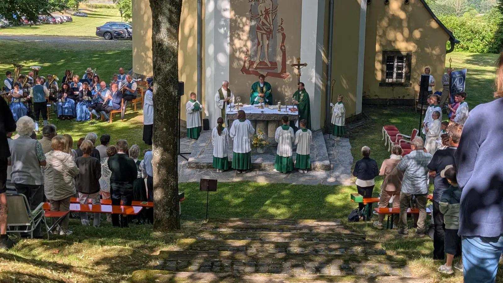 Festmesse zum Bergfest an der Steinbergkirche in Bärnau mit Bischof Dr. Tomáš Holub, Stadtpfarrer Konrad Amschl und Pfarrer im Ruhestand Josef Häring und zahlreichen Besuchern. (Bild: Maria Wagner)