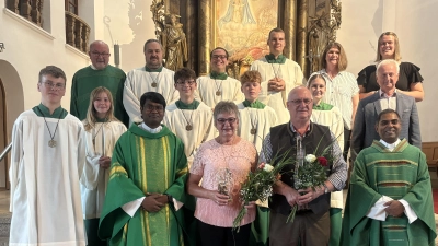 auf dem Bild sind 2.v.li. Pater Arul, das Mesnerehepaar Lucia und Erwin Greger, er. Pfarrer Julius, dahinter PGRSpr. Robert Bauer, li.hi. Diakon Harald Schraml und die Ministranten mit Jasmin Beck vom neuen Mesnerteam  (Bild: Alexander Hörl)