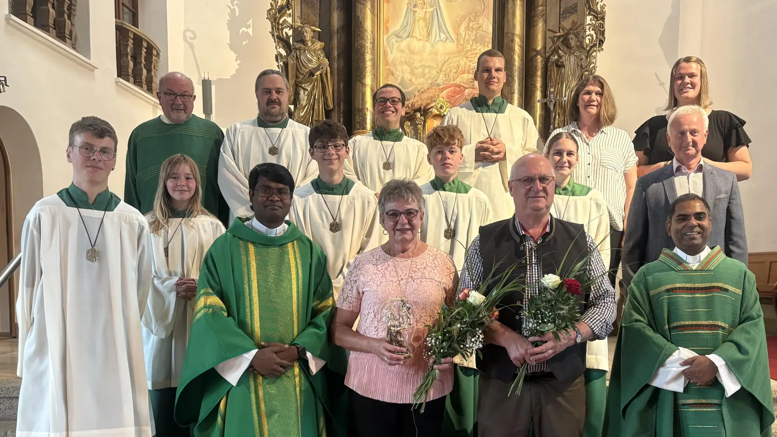 auf dem Bild sind 2.v.li. Pater Arul, das Mesnerehepaar Lucia und Erwin Greger, er. Pfarrer Julius, dahinter PGRSpr. Robert Bauer, li.hi. Diakon Harald Schraml und die Ministranten mit Jasmin Beck vom neuen Mesnerteam  (Bild: Alexander Hörl)