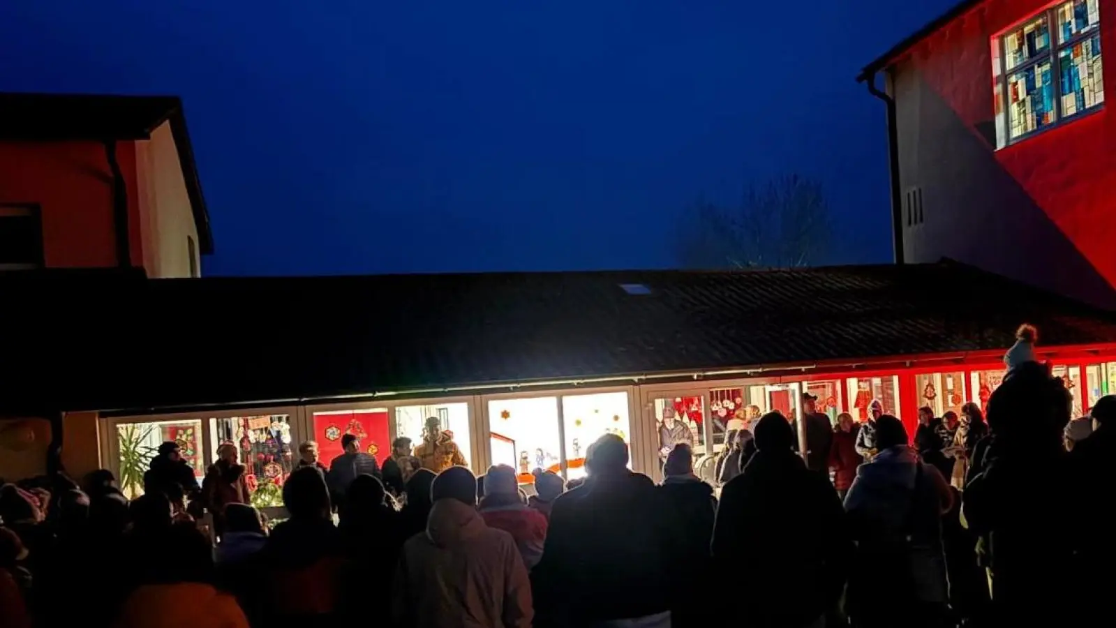 Viele Besucher beim Adventsfenster der Grundschule Püchersreuth. (Bild: Doris Bodensteiner)