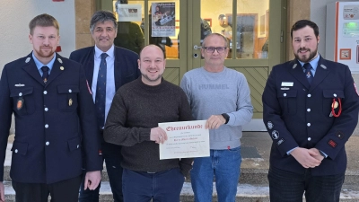 Die Feuerwehr Gmünd ehrte langjährige Mitglieder für 25 Jahre Vereinstreue. Im Bild von links: 2. Vorstand Florian Arnold, Bürgermeister Edgar Knobloch, die Jubilare Michael Meyer und Max Dippl sowie 1. Vorstand Fabian Dobmann. Ein Teil der Geehrten fehlt auf dem Bild. (Bild: Marco Schiener)