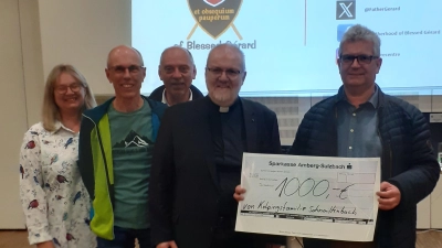 Spendenübergabe an Pater Gerhard Lagleder. (Bild: Christian Gräßmann)