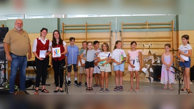 Freudig nahmen 1. Vorsitzende Jessica Zimmer (2.v.l.) und Annika Höfler (3.v.l.) Jugendvorstand den Preis von Werner Stein, Kreisvorsitzender des NBMB, entgegen.  (Bild: Alfred Geitner)