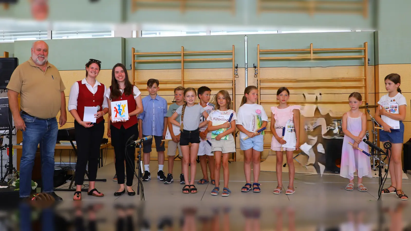 Freudig nahmen 1. Vorsitzende Jessica Zimmer (2.v.l.) und Annika Höfler (3.v.l.) Jugendvorstand den Preis von Werner Stein, Kreisvorsitzender des NBMB, entgegen.  (Bild: Alfred Geitner)