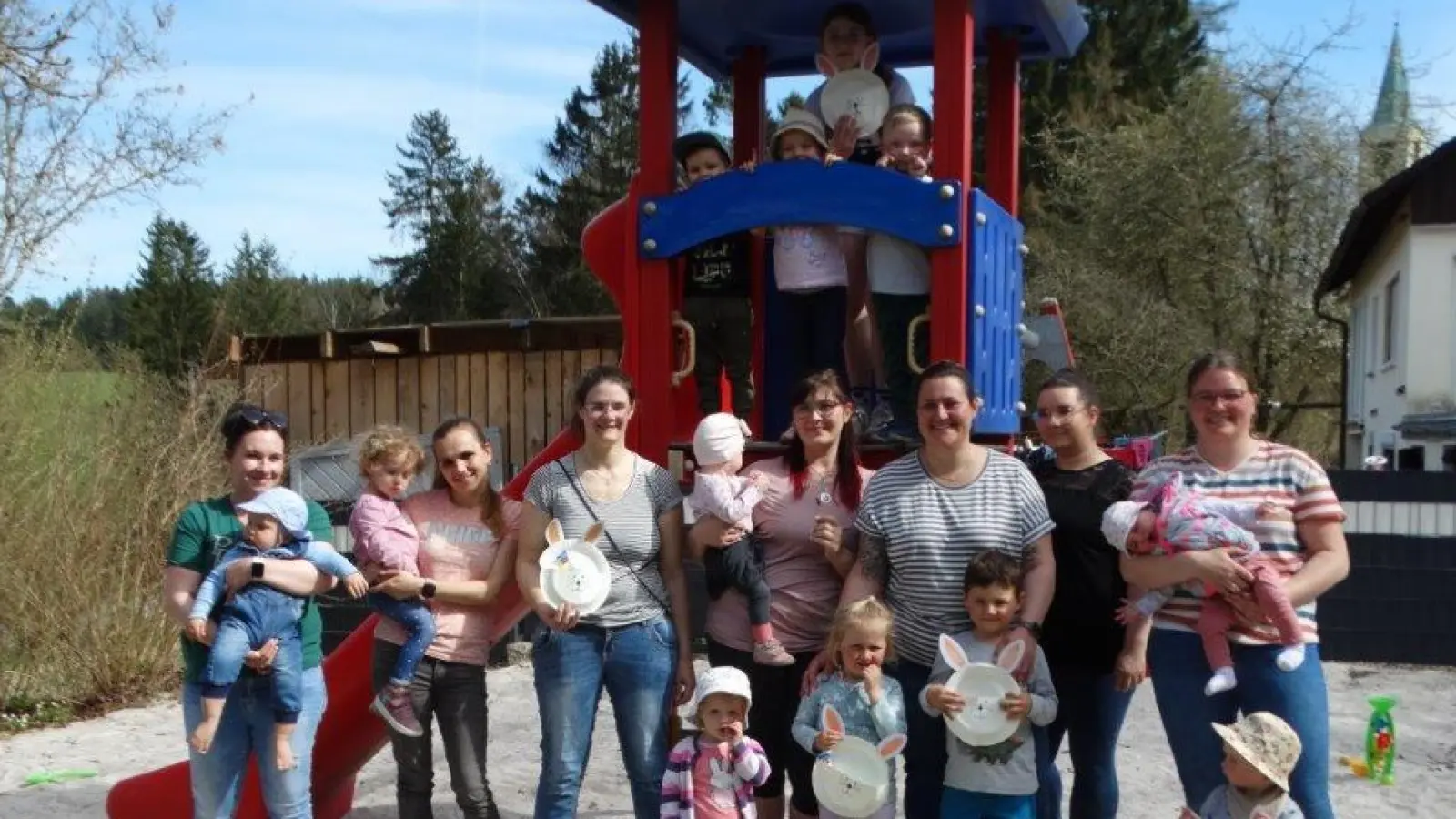 Die Mütter mit ihren Kindern auf dem Spielplatz am Haus der Vereine, nach ihrer erfolgreichen Osternestersuche.  (Bild: Tanja Wegmann)