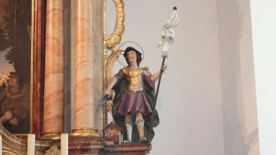 Einen stets siegreichen Kampf gegen Feuer und andere Notlagen wünscht Sankt Florian in der Burkhardsreuther Kirche mit erhobener Siegesfahne seit Neuestem den Feuerwehrleuten. (Bild: Bernhard Piegsa )