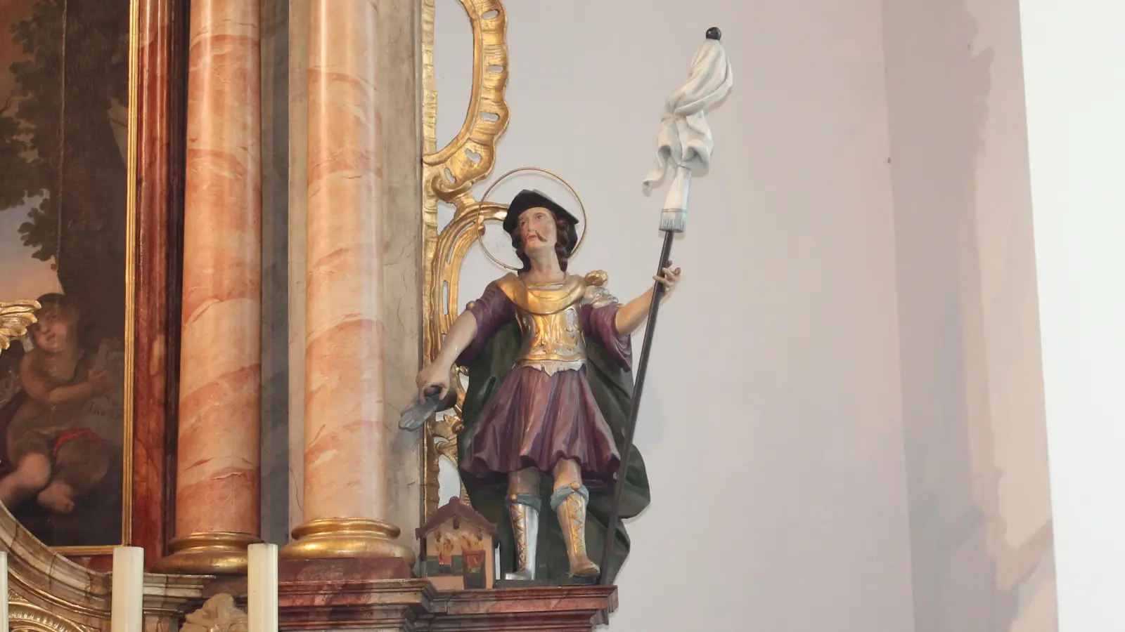 Einen stets siegreichen Kampf gegen Feuer und andere Notlagen wünscht Sankt Florian in der Burkhardsreuther Kirche mit erhobener Siegesfahne seit Neuestem den Feuerwehrleuten. (Bild: Bernhard Piegsa )