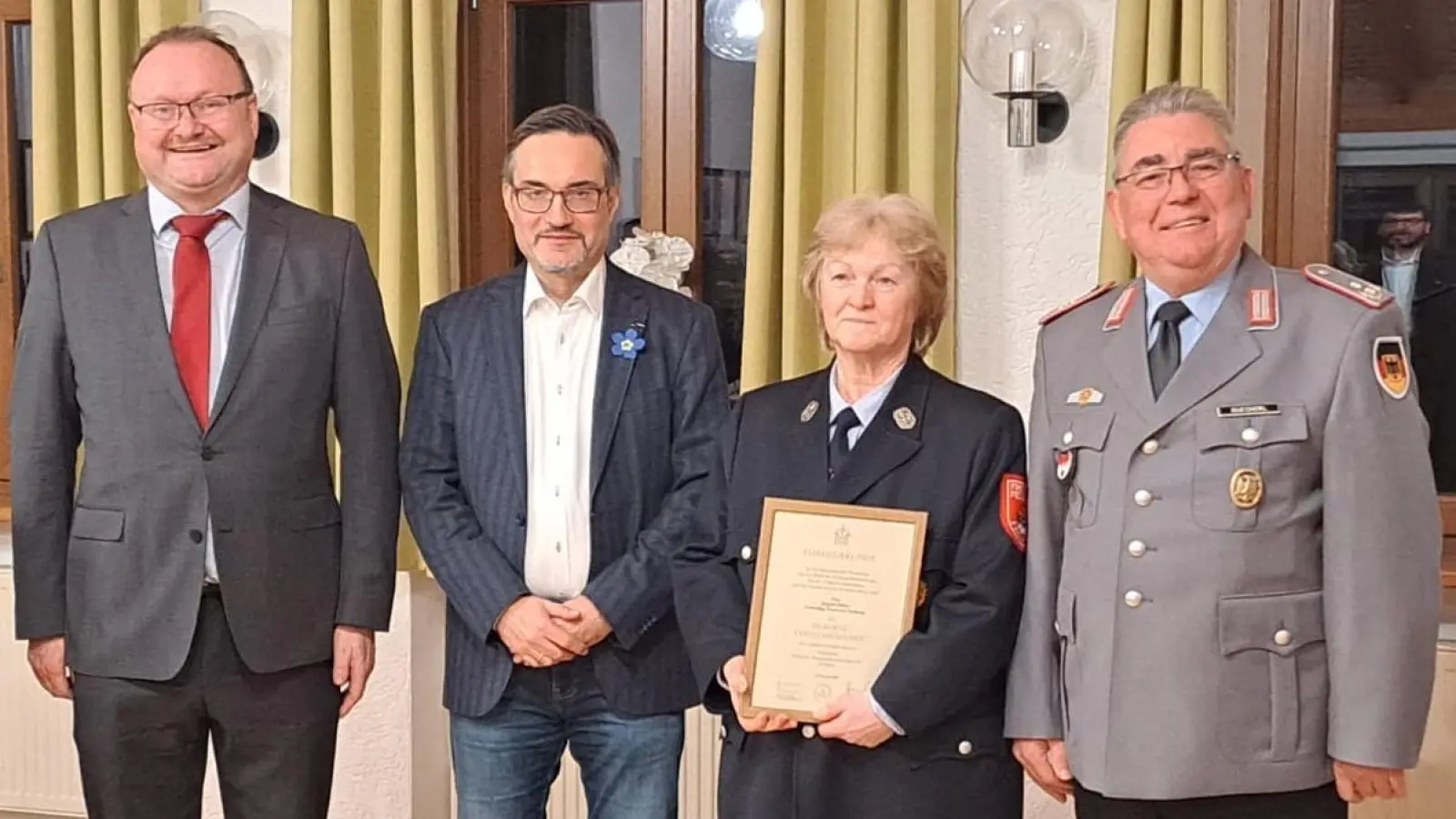 Bezirksgeschäftsführer Dr. Dario Vidojkovic (2. von links) zeichnet zusammen mit Reservistenchef Oberstleutnant der Reserve Norbert Bücherl (rechts) Brigitte Böhm von der Freiwilligen Feuerwehr Freihung für deren über 10-jährige ehrenamtliche Sammelaktivitäten mit der Verdienstspange in Silber des Landesverbandes Bayern aus. Bürgermeister Uwe König (links) gratulierte ebenfalls der Ausgezeichneten. (Bild: Gerhard Lindthaler)