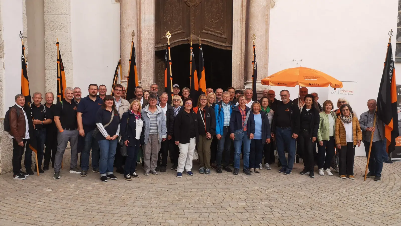 Bezirksvorsitzender Roland Hoffmann (Vierter von links) mit den teilnehmenden Kolpingsfamilien vor dem Freisinger Mariendom (Bild: Roland Hoffmann)