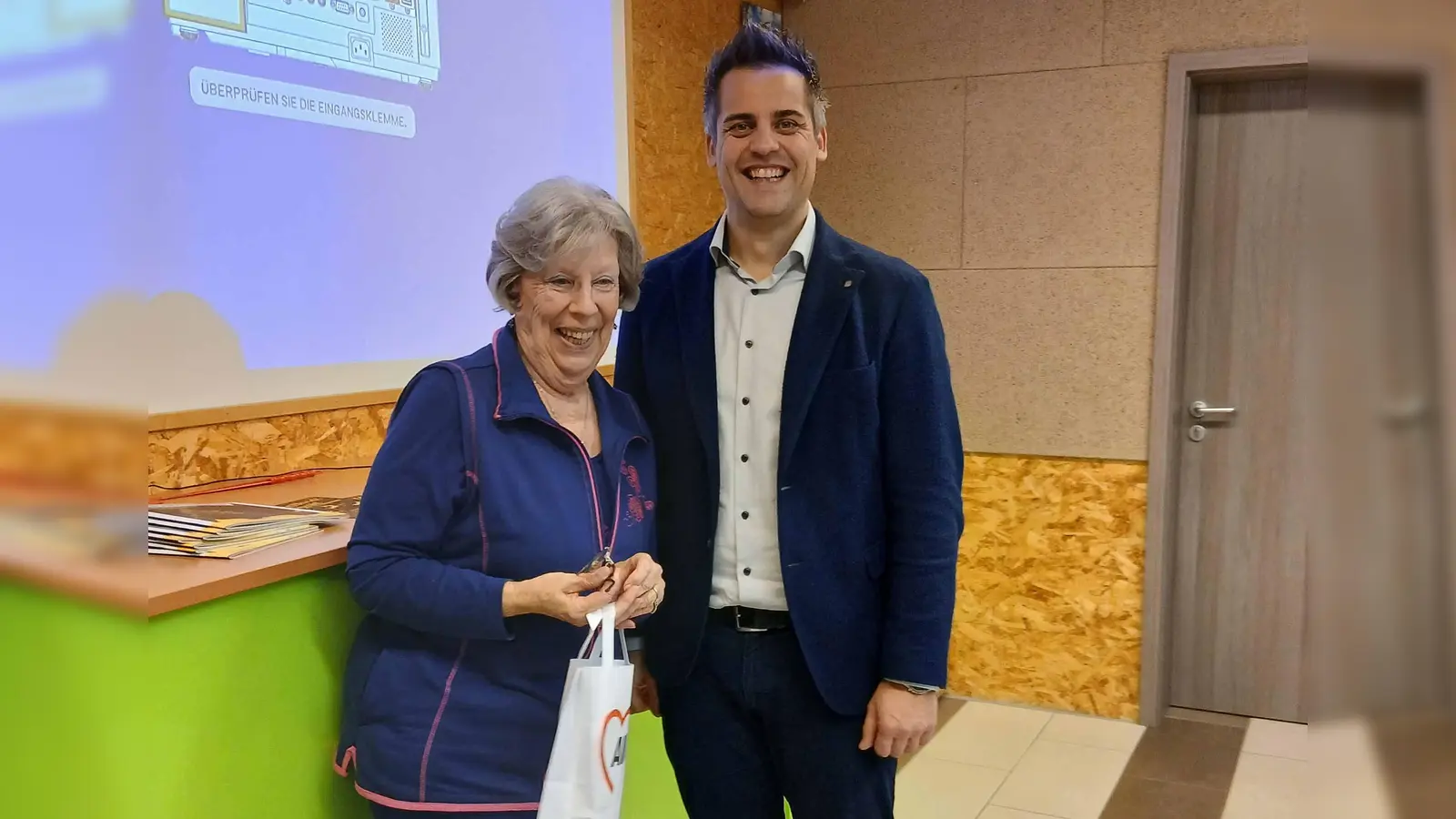 Juane Demleitner AWO Seniorenbeauftragte bedankt sich bei Bürgermeister Teplitzy für den interessanten Vortrag.  (Bild: Michael Welnhofer)