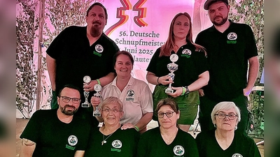 Die Teilnehmer an der Deutschen Meisterschaft: Hintere Reihe von links: Andreas Straka, Bianka Eschenbacher, Tamara Behr, Mathias Behr. Vordere Reihe von links: Markus Pschierer, Uschi Straka, Bettina Ochs, Karola Meier. (Bild: Günther Magerl)