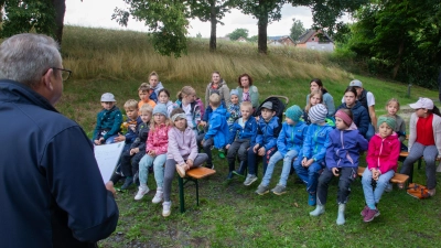 Schwamberger erklärt den Kindern vieles Wissenwertes über Bienen. (Bild: Holger Wolfrum)