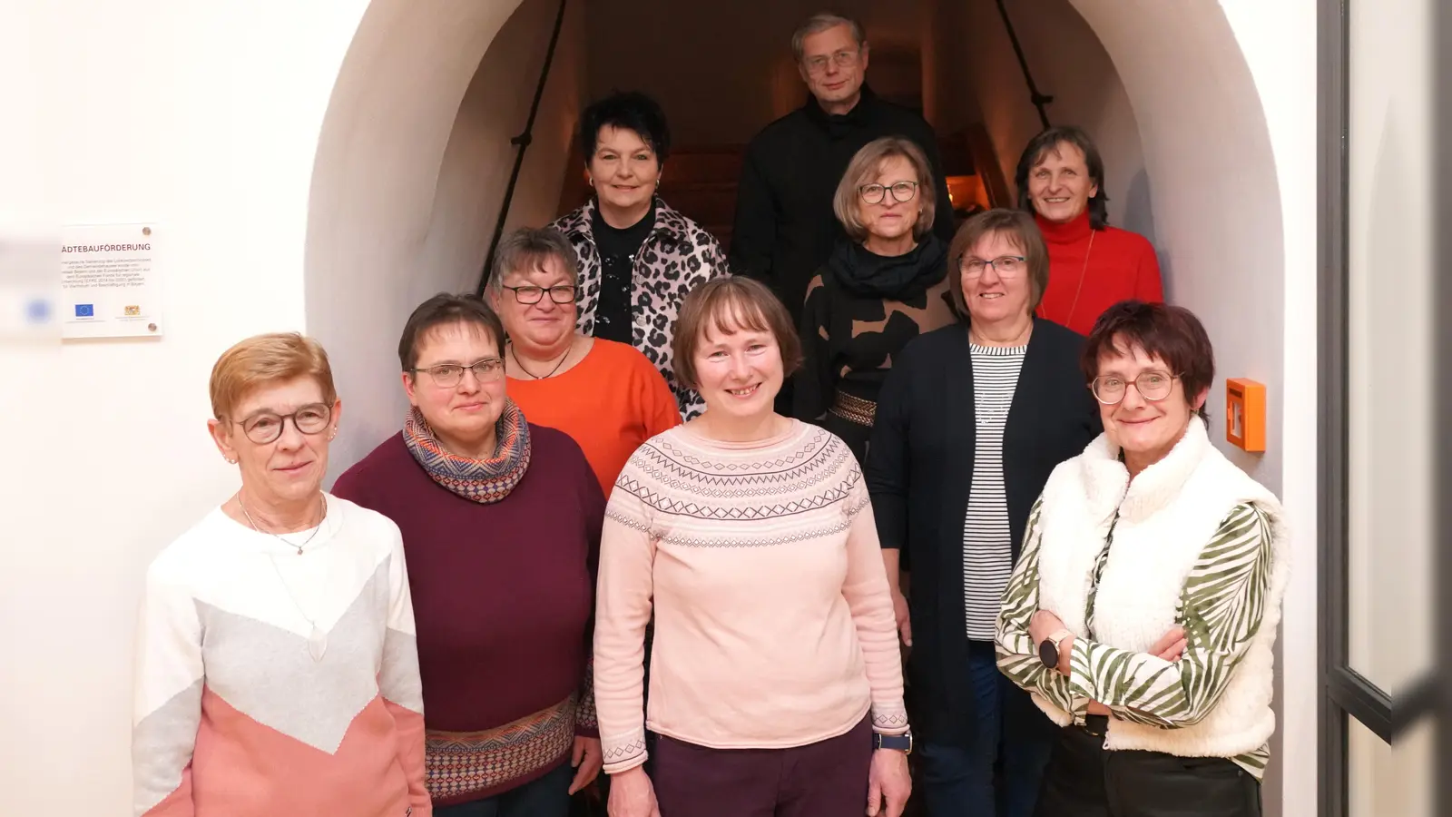 Der „Erweiterte Führungskreis” des Katholischen Frauenbund Waldthurn mit Pfarrer Norbert Götz und vorsitzender Sieglinde Zielbauer (rechts) vor Beginn der Adventsfeier. (Bild: Franz Völkl)