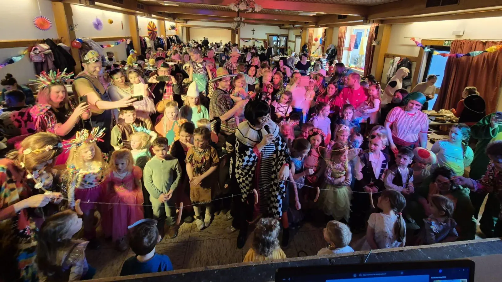 Großer Andrang herrschte beim „Würstlschnappen”. (Bild: Nadine Graf)