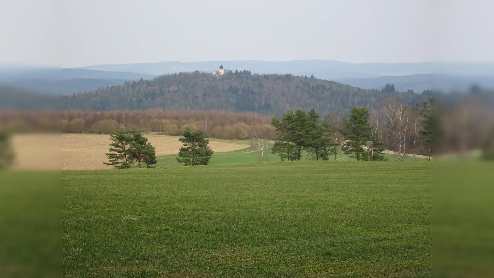 Blick auf die Wallfahrtskirche Eixlberg (Bild: Anna Gottschalk)