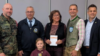 im Bild von links: OSF M. Flor, Vorsitzender KSK H. Schinner, Ella Teplitzky, Monika Zapf, A. Naumann, Bgm. R. Teplitzky (Bild: Andrea Schinner)