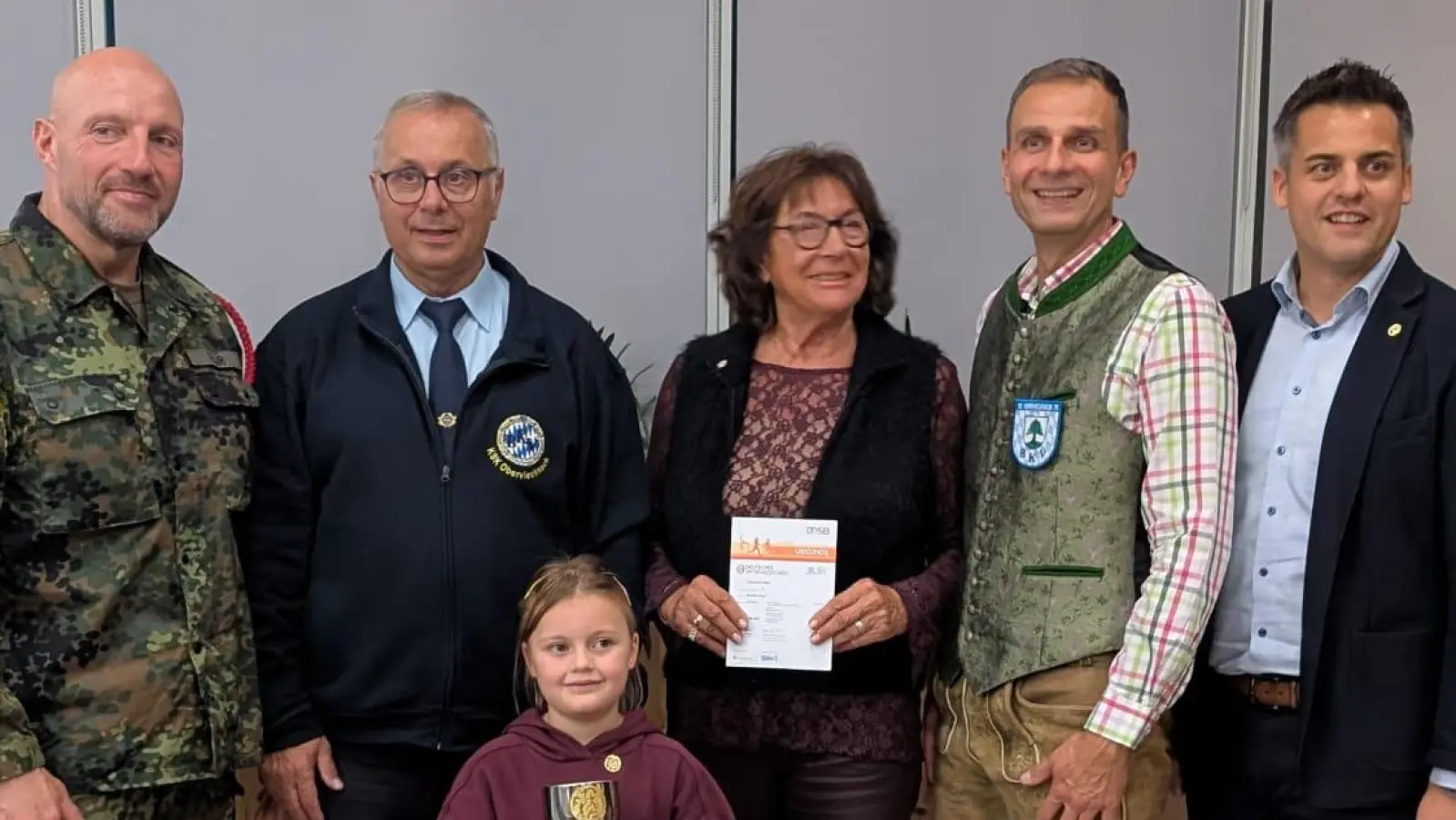im Bild von links: OSF M. Flor, Vorsitzender KSK H. Schinner, Ella Teplitzky, Monika Zapf, A. Naumann, Bgm. R. Teplitzky (Bild: Andrea Schinner)