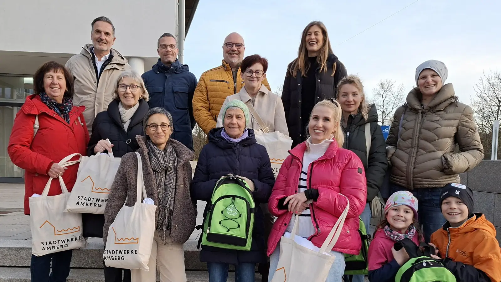 Der Vorsitzende des Stadtverbands für Sport Wolfgang Meier (oben links), Geschäftsstellenleiter Bernhard Scheidig, Stefan Schmidt (AOK) und Karoline Gajeck-Scheuck (Stadtwerke Amberg) überreichen den Gewinnern ihre Preise und freuen sich gemeinsam über den erfolgreichen Abschluss der Aktion. (Bild: Helga Powalla)