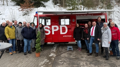 Vor dem Feiermobil: SPD Ortsverein mit seinen Kandidaten und dem Landratskandidaten Tino Bayer (Bild: Pamela Wünsche)