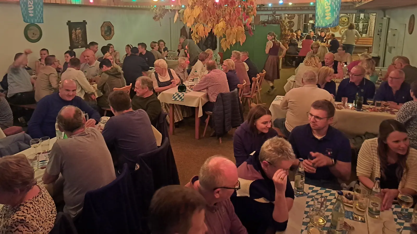 Volles Haus beim Schnaittenbacher Weinfest 2025 (Bild: Thomas Hottner)