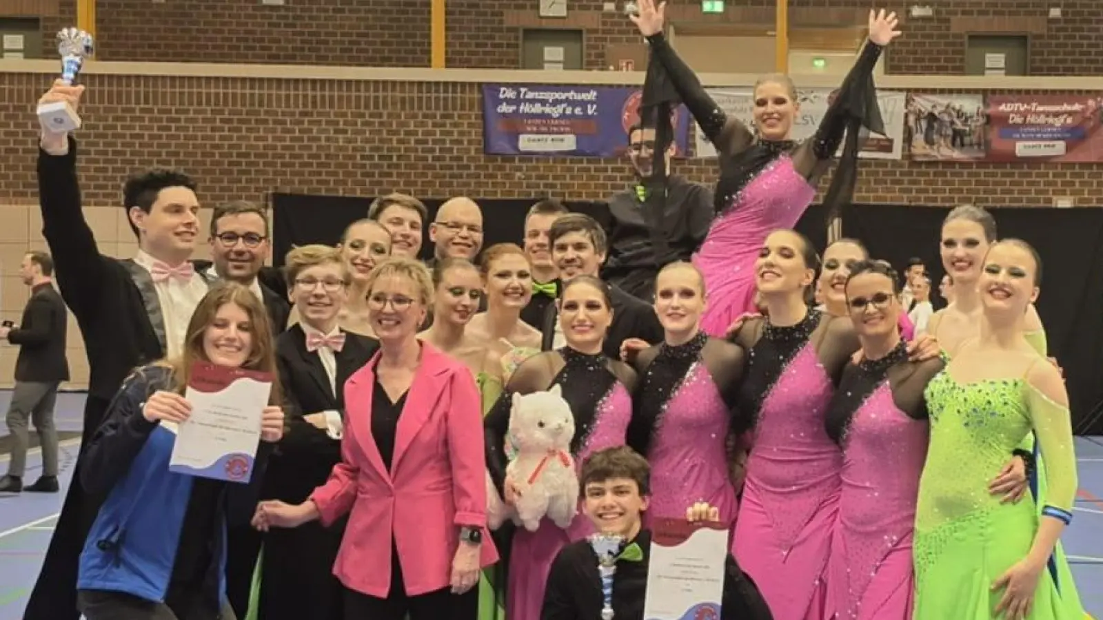 Das Standard-A-Team „Disney” des TSW Höllriegl mit Trainerin Emilie Höllriegl und das Standard-B-Team „Music” mit Trainerin Claudia Höllriegl. (Bild: René Schreitmüller)