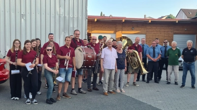 Auch Abordnungen der Blaskapelle, der Feuerwehr, Siedler und des TSV Reuth gratulierten Wernere Käß (vorne Bildmitte) zum 85. Geburtstag. (Bild: Werner Prucker)