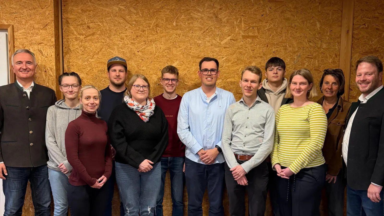 Gruppenbild nach der konstituierenden Sitzung der JU Kümmersbruck im Dorfgemeinschaftshaus Moos. <br>Von rechts: Harald Schwartz MdL, Laura Meiser, Elisabeth Gruber, Wolfgang Holzner, Stefanie Holzner, Bastian Praller, Stefan Bladeck, Matthias Moser, Valentin Schwartz, Patricia Bernreuther, Birgit Singer-Grimm und Henner Wasmuth. (Bild: Stefan Bladeck)