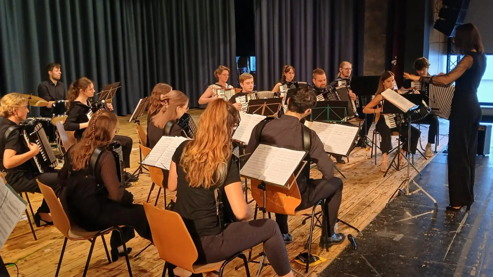 Das Akkordeonorchester musiziert unter der Leiterin Viktoria Obermaier (Bild: Klaudia Kormann)