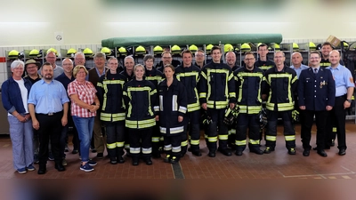 Strahlende Gesichter bei den Feuerwehrleuten, die ihre Leistungsabzeichen in verschiedenen Stufen von KBR Marco Saller erhalten hatten. (Bild: Syliva Wallinger)