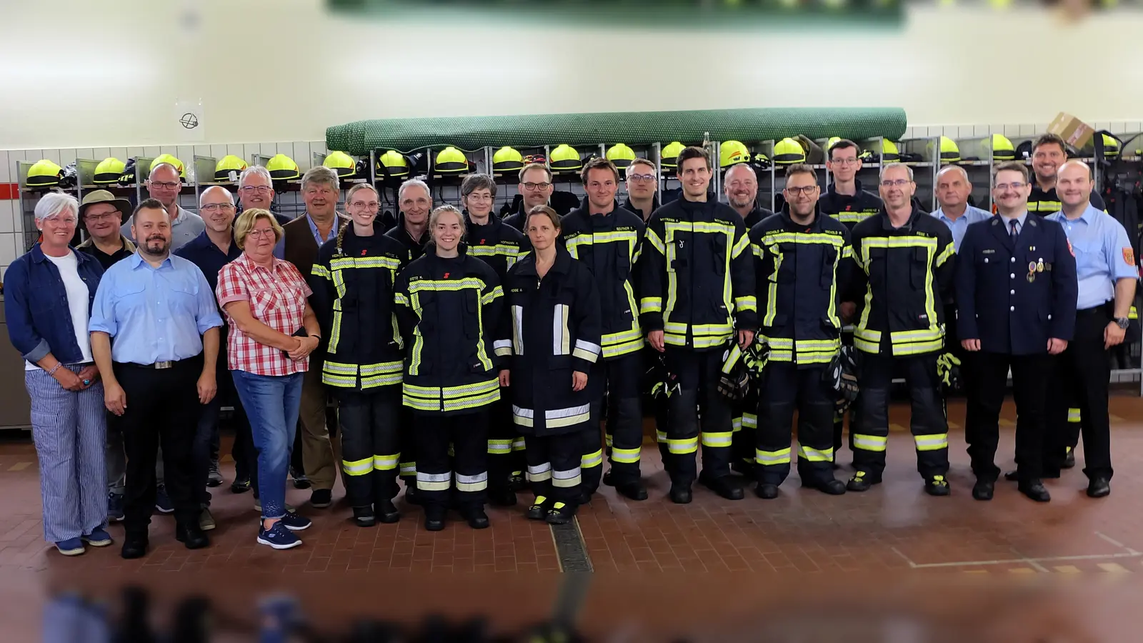 Strahlende Gesichter bei den Feuerwehrleuten, die ihre Leistungsabzeichen in verschiedenen Stufen von KBR Marco Saller erhalten hatten. (Bild: Syliva Wallinger)