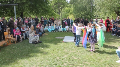 Den Tanz der Burgfräulein. Die Kinder haben sich die Choreografie dafür selbst ausgedacht.  (Bild: Anja Thalhauser)