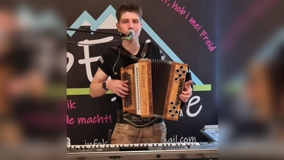 Alleinunterhalter Ben Paule sorgte beim Weißwurstfrühschoppen für gute Stimmung im Saal. (Bild: Wolfgang Raps)