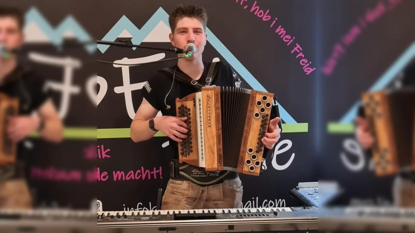 Alleinunterhalter Ben Paule sorgte beim Weißwurstfrühschoppen für gute Stimmung im Saal. (Bild: Wolfgang Raps)