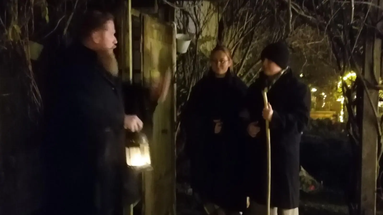 Herbergssuche - Josef (Vitus Meier) und Maria (Rosalie Meier) klopfen an beim ersten Wirt (Jürgen Meier). (Bild: Anita Hartmann)