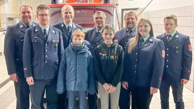 Mitglieder der Freiwilligen Feuerwehr Hammerles, von links: Stellv. Kommandant Andreas Schraml, Daniel Pausch, Kommandant Konrad Adam, Toni Scheidler, Bürgermeister Reinhard Sollfrank, Sophie Root, Vorstand Wolfgang Schraml, Angelina Dagner und Jugendwart Andreas Kick.  (Bild: Josef Scheidler)