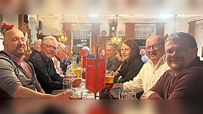 Landratskandidat Tino Bayer und SPD-Vorstand Mehmet Begen diskutieren mit den<br>	Marktratskandidaten (von rechts) (Bild: Johann Müller)