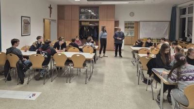 Pfarrvikar Christian Preitschaft und Katharina Werner bei der Begrüßung der Jugendlichen (Bild: Sabine Pesold)