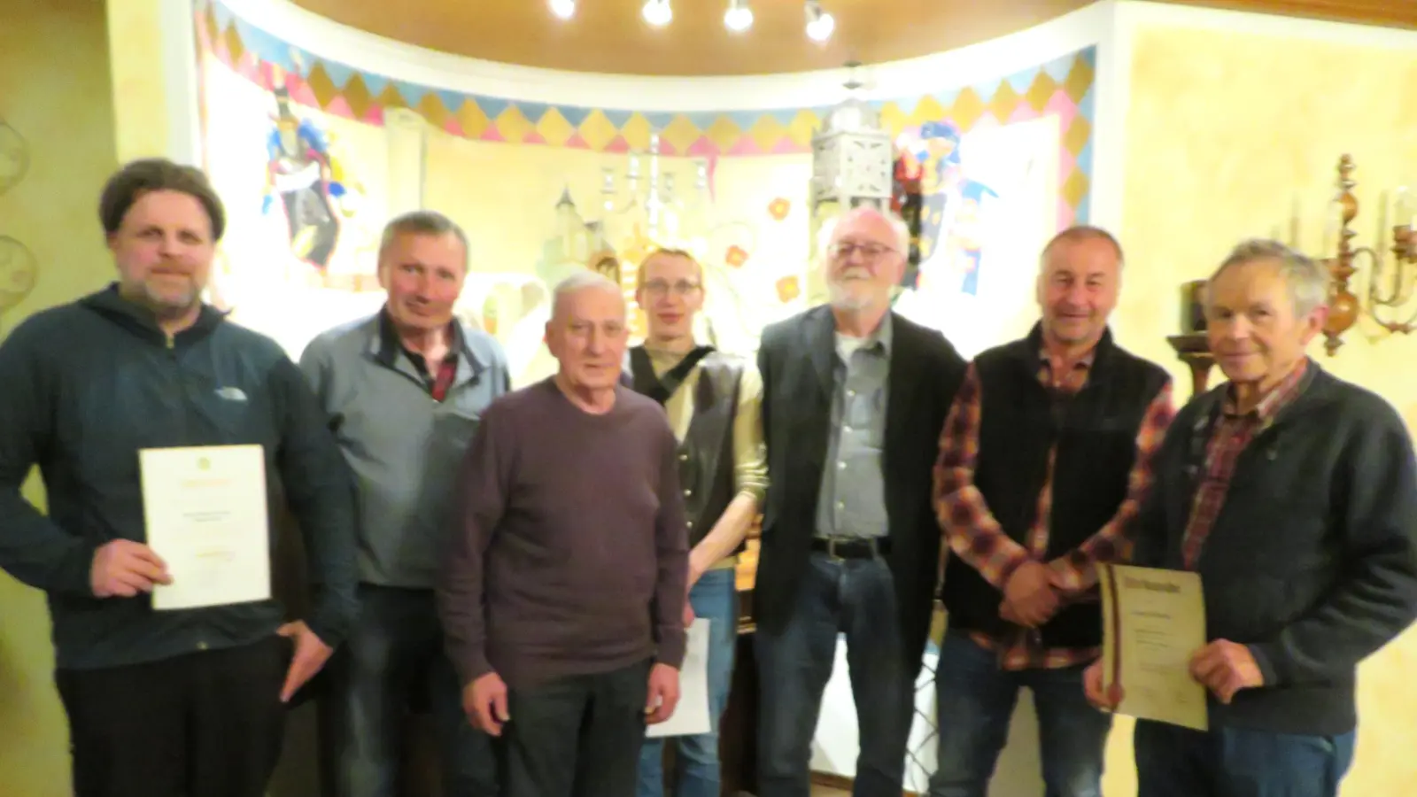 Von links: Manuel Luber (15 Jahre Mitgliedschaft), Probeimker Hans Sperber, 2. Vorstand Peter Zagel, Probeimkerin Anja Gradl, . 1. Vorstand Kurt Staudte, 2. Bürgermeister Christian Sperber, Robert Gmeiner (10. Jahre Mitgliedschaft)  (Bild: Georg Ertel)