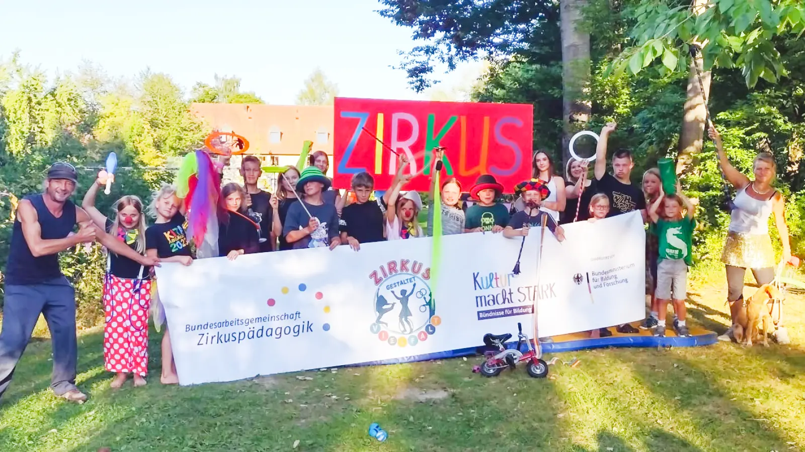 Große Freude nach der gelungenen Zirkusaufführung (Bild: Jessica Müller)