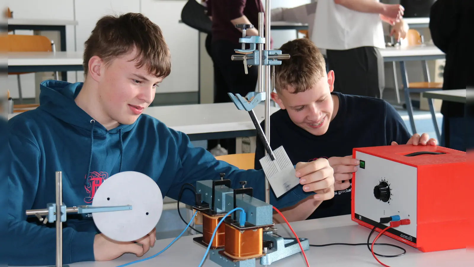 Jugendliche experimentieren.  (Bild: Doris Thammer)