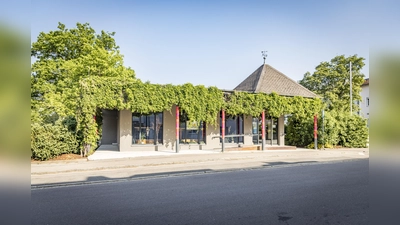 Das Haus des Schwandorfer Marionettentheaters verwandelt sich am Donnerstag in einen Gesellschaftsraum. (Bild: Thomas Kujat)