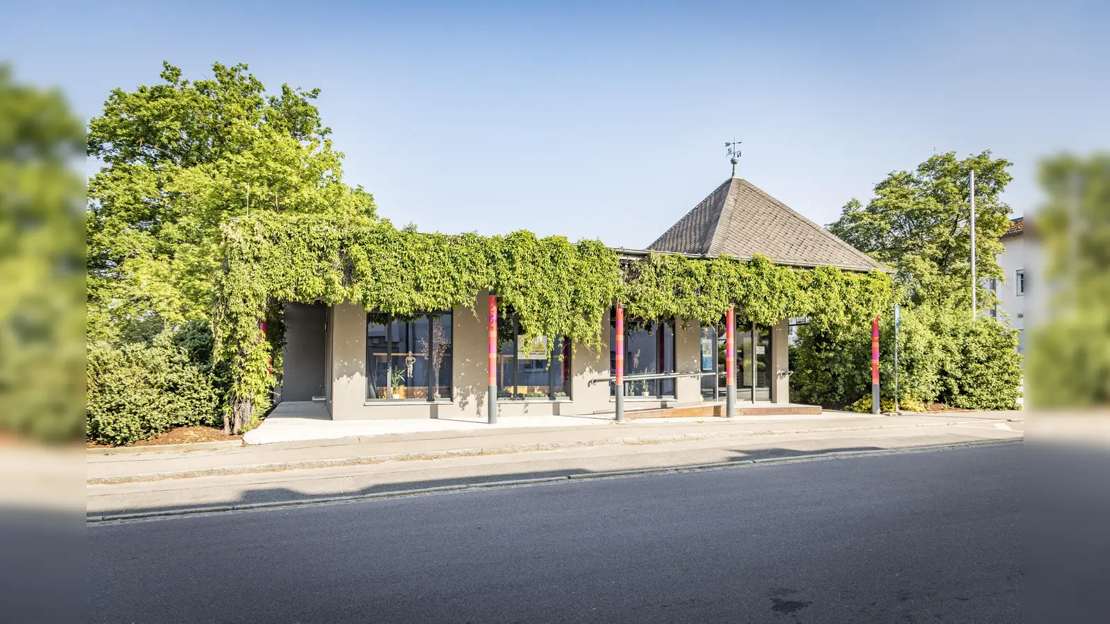 Das Haus des Schwandorfer Marionettentheaters verwandelt sich am Donnerstag in einen Gesellschaftsraum. (Bild: Thomas Kujat)