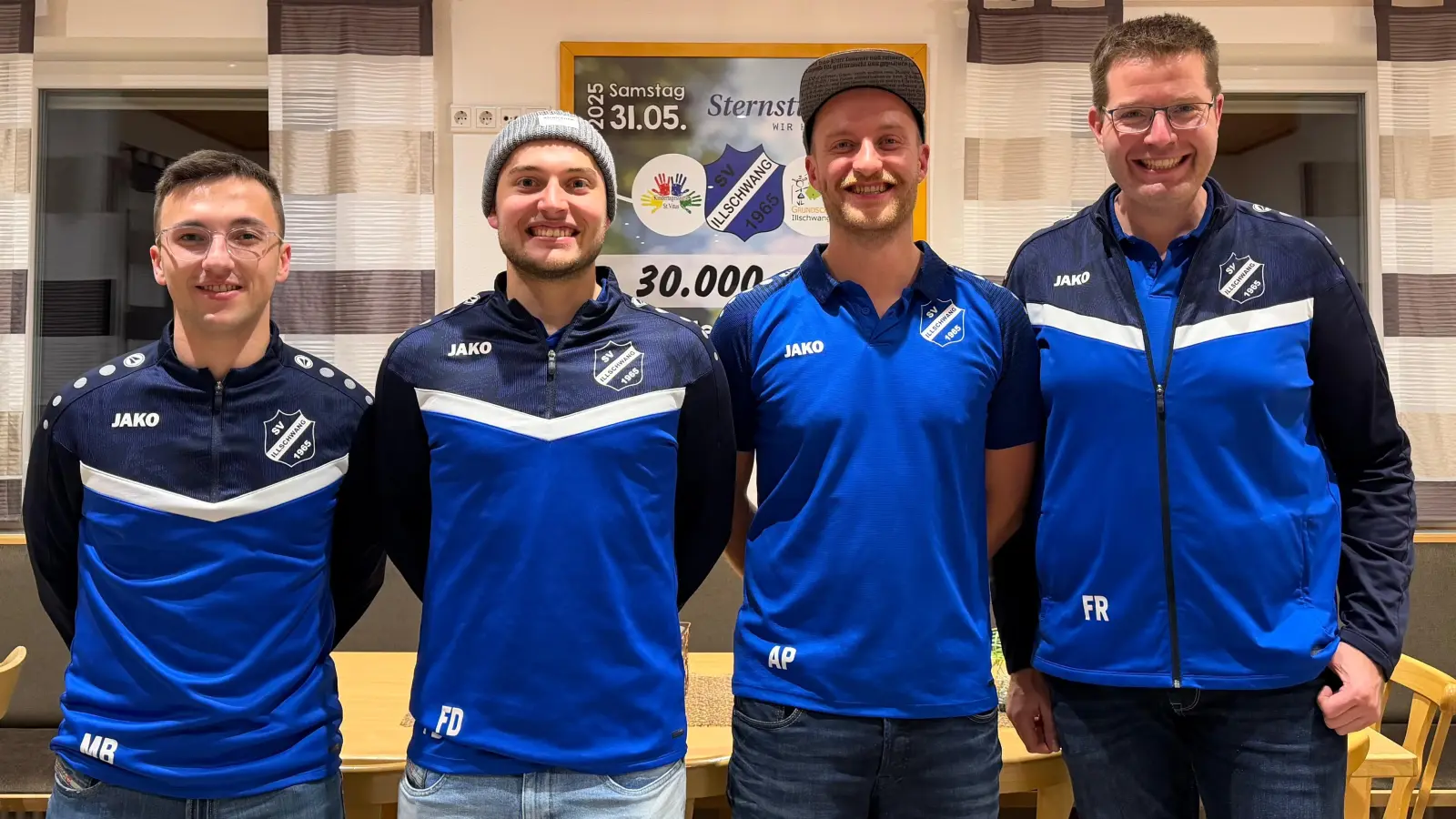 Die neu gewählte Abteilungsleitung Fußball des SV Illschwang: (von links) Moritz Behringer, Felix Dirscherl, Alexander Pickel und Spartenleiter Florian Roth. Sie wurden für drei Jahre einstimmig in ihren Ämtern bestätigt. (Bild: Thomas Dirler)