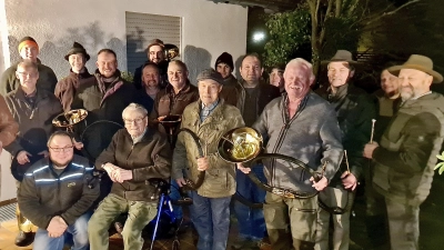 Der Bayerische Jagdverband gratulierte Otto Wildenauer (zweiter von links, sitzend) nachträglich mit ihrem Vorsitzenden Michael Kraus und einer Jagdhornbläserabordnung zum Geburtstag. (Bild: Josef Wildenauer)