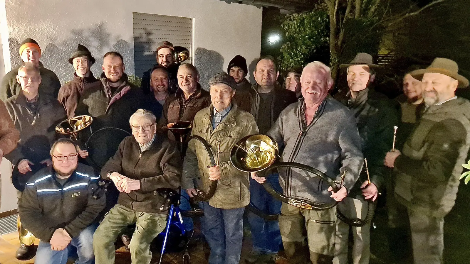 Der Bayerische Jagdverband gratulierte Otto Wildenauer (zweiter von links, sitzend) nachträglich mit ihrem Vorsitzenden Michael Kraus und einer Jagdhornbläserabordnung zum Geburtstag. (Bild: Josef Wildenauer)