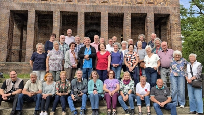 Gruppenfoto vor dem historischen Bismarkturm auf dem Schlossberg in Burg. (Bild: Rosi Polland)