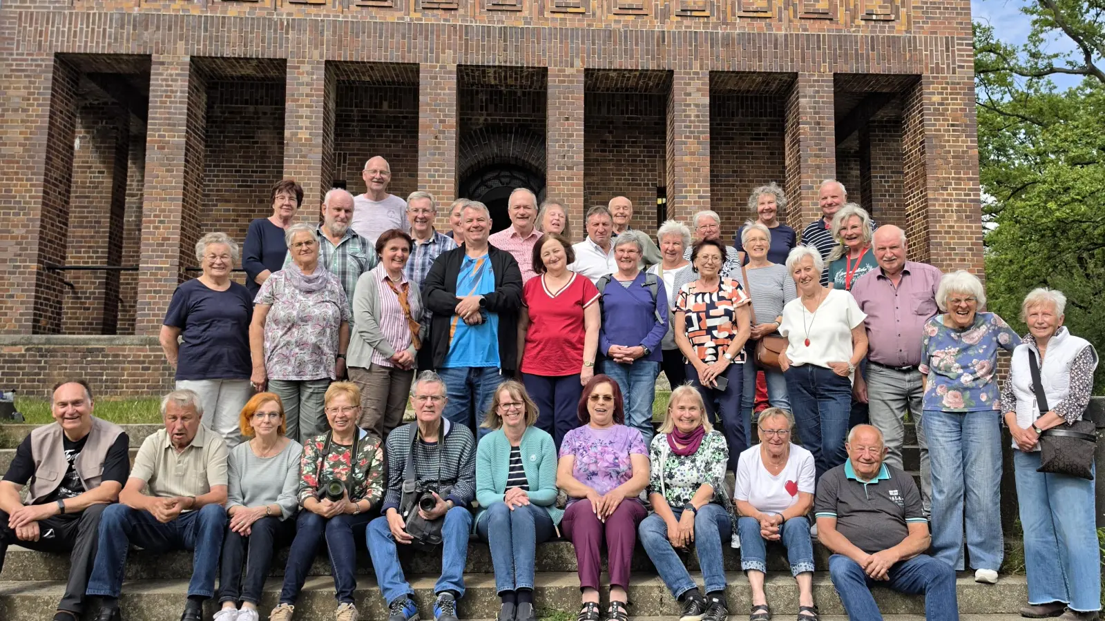 Gruppenfoto vor dem historischen Bismarkturm auf dem Schlossberg in Burg. (Bild: Rosi Polland)